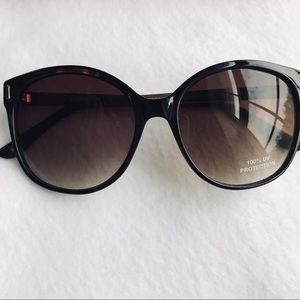 Tommy Hilfiger Accessories - Tommy Hilfiger Sunglasses 😎 Tommy Hilfiger Accessories - Tommy Hilfiger Sunglasses 😎